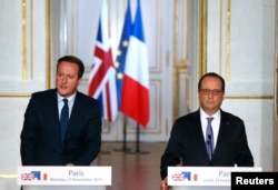 FILE - French President Francois Hollande (R) and Britain's Prime Minister David Cameron attend a joint news conference at the Elysee Palace in Paris, France, Nov. 23, 2015.