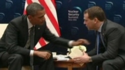 Obama'nın Medvedev'le fısıldaşması mikrofona yansıdı