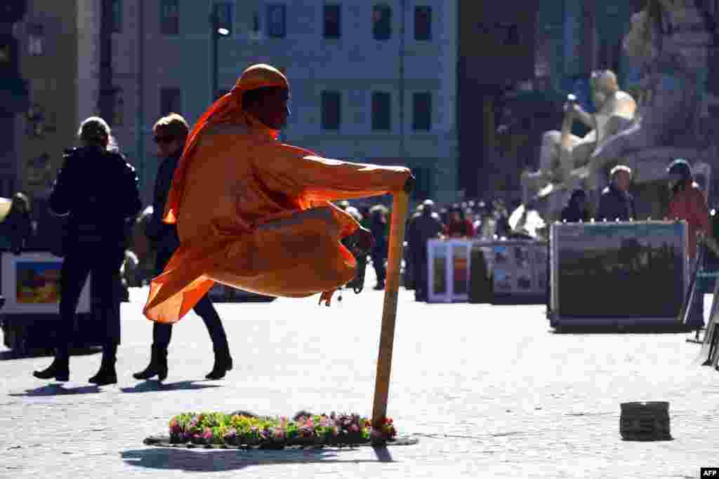 Một nghệ sĩ đường phố biểu diễn ở Quảng trường Navona ở Rome, Ý.