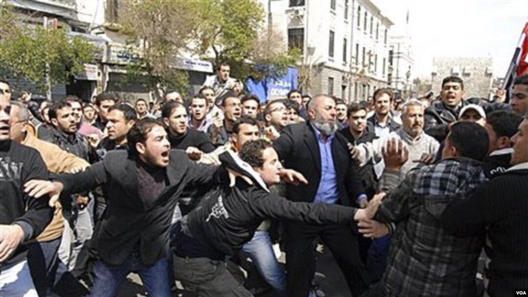 Para demonstran anti-pemerintah bentrok dengan pendukung Presiden Bashar al-Assad di Damascus, Jumat (25/3).