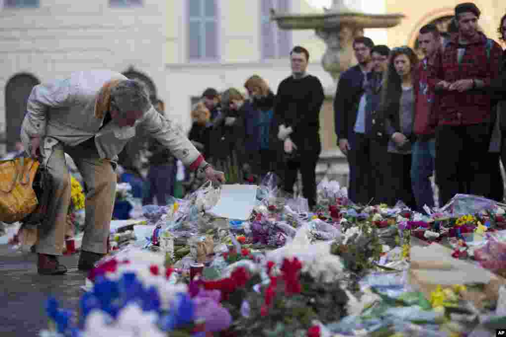 Une minute de silence observée à Rome (Italie), en hommage aux victimes des attentats terroristes à Paris, 16 novembre 2015.&nbsp;