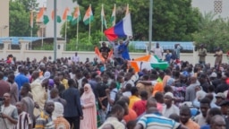 Nijer'deki darbeyi destekleyen yüzlerce kişi, başkent Niamey'deki Ulusal Meclis önünde toplandı. 