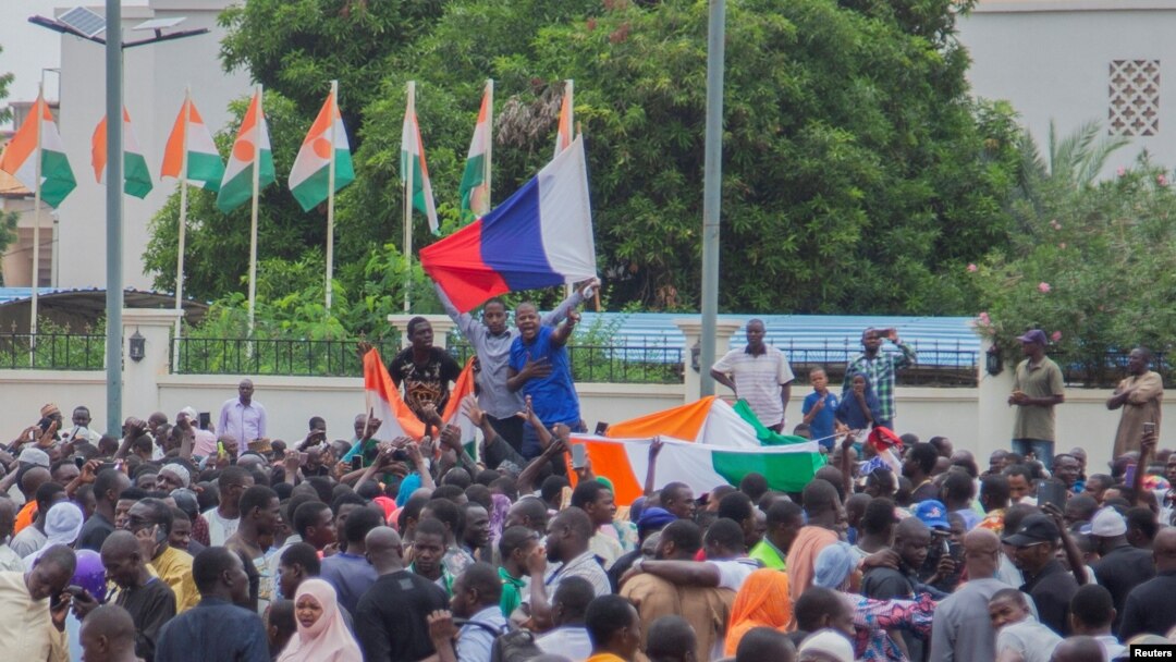 Pristalice puča u Nigeru sa ruskom zastavom (Foto: EUTERS/Souleymane Ag Anara)