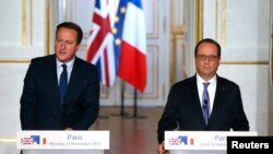 French President Francois Hollande (R) and Britain's Prime Minister David Cameron attend a joint news conference at the Elysee Palace in Paris, France, Nov. 23, 2015. 