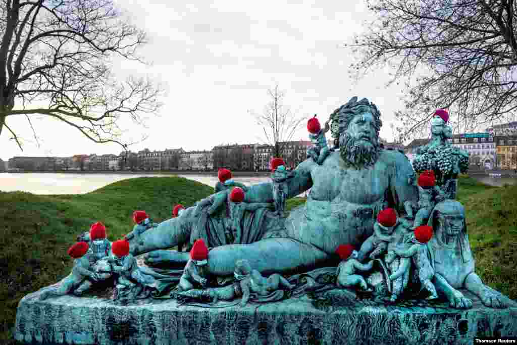 덴마크 코펜하겐의 동상에 크리스마스 시즌을 앞두고 빨간 모자와 신종 코로나바이러스 방역 마스크를 씌웠다.