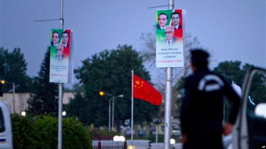 Seorang polisi tengah berjaga di dekat spanduk yang menghiasi sekitar kantor Presiden Pakistan di Islamabad, untuk menyambut kedatangan PM China Li Keqiang. PM China dijadwalkan akan tiba di Islamabad, hari ini (22/5) untuk kunjungan resmi di negara itu selama dua hari.