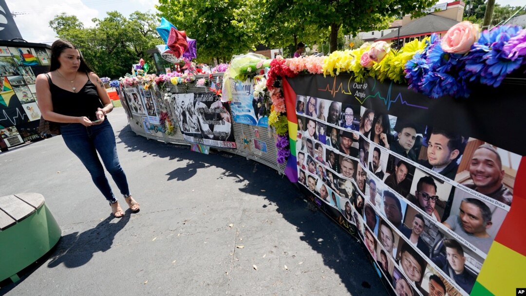 Seorang pengunjung memperhatikan foto 49 korban penembakan massal di klub malam Pulse, dalam peringatan 5 tahun peristiwa berdarah itu di Orlando, Florida, 11 Juni 2021. (Foto: AP)