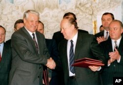 ARHIVA - Predsednik Rusije Boris Jeljcin i lider Belorusije Stanislav Šuškevič exchange 7. decembra 1991. godine u Brestu, u tadašnjem Sovjetskom Savezu, danas Belorusiji (Foto: AP)