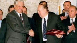 Президент России Борис Ельцин и лидер Белоруссии Станислав Шушкевич подписывают договор в Бресте, СССР (Российская Федерация) 7 декабря 1991 г.
