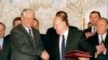 Президент России Борис Ельцин и председатель Верховного Совета Беларуси Станислав Шушкевич. Брест, 7 декабря 1991.