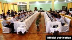 ၂၀၁၉ စက်တင်ဘာလအတွင်းက အပစ်အခတ်ရပ်စဲရေး ဆွေးနွေးနေကြတဲ့ အမျိုးသားပြန်လည်သင့်မြတ်ရေးနှင့် ငြိမ်းချမ်းရေးဗဟိုဌာန(NRPC) ကိုယ်စားလှယ်အဖွဲ့နဲ့ မြောက်ပိုင်း မဟာမိတ်လေးဖွဲ့ဖြစ်တဲ့ KIO, MNTJP, PSLF, ULA ကိုယ်စားလှယ်များ။ (ဓာတ်ပုံ- NRPC, စက်တင်ဘာ ၁၈၊ ၂၀၁၉)