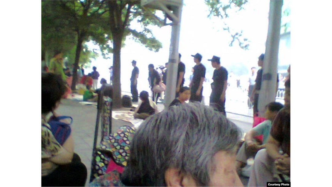 大批警察包围中国外交部外请愿宿营现场。(图片来源：曹顺利)
