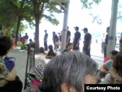 大批警察包围中国外交部外请愿宿营现场。(图片来源：曹顺利)