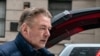 ARCHIVO - El actor Alec Baldwin sale de su casa en Nueva York, EEUU, en enero de 2023.