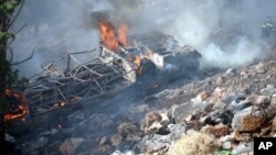 Το κατεστραμμένο λεωφορείο τυλιγμένο στις φλόγες