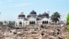 Masjid Raya Banda Aceh pasca tsunami akhir tahun 2004 (VOA/Eva M.).