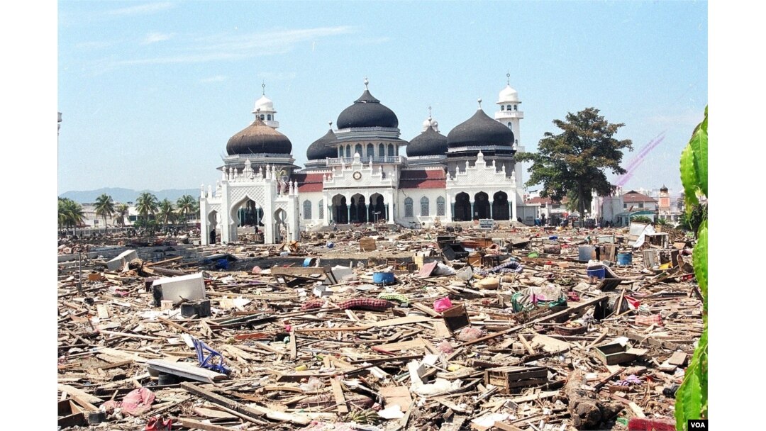 Masjid Raya Banda Aceh pasca tsunami. (Foto: VOA/Eva M)