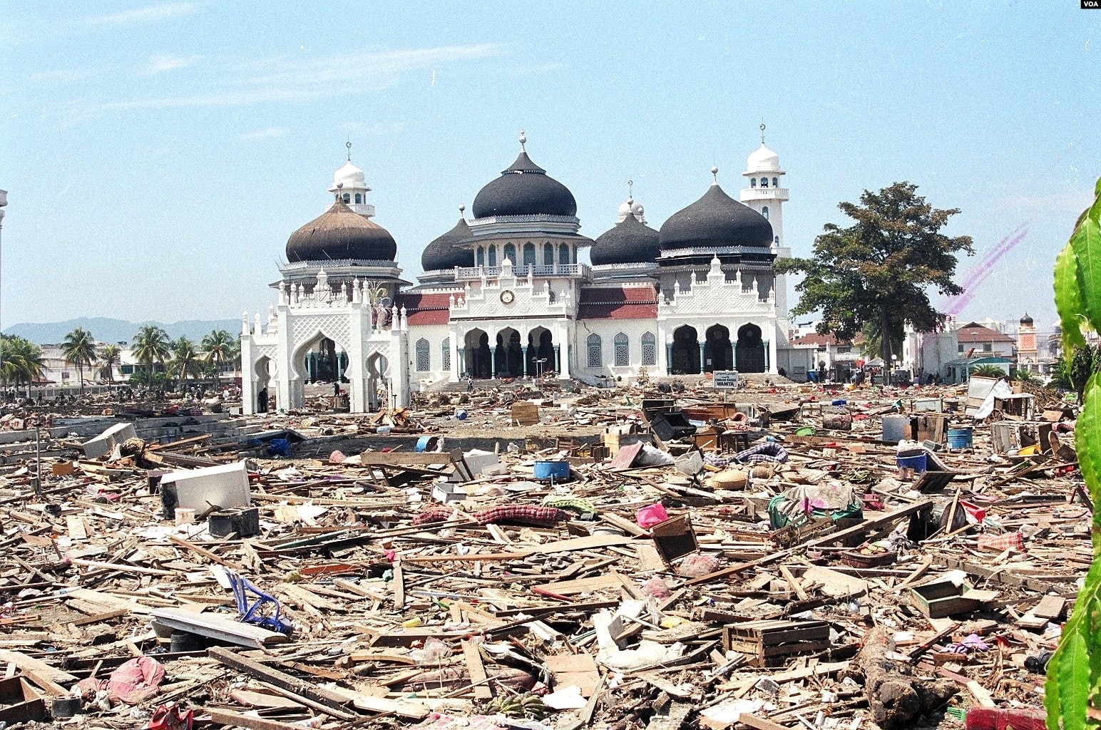 Masjid Raya Banda Aceh pasca tsunami 26 Desember 2004 (foto: dok. VOA/Eva M.).