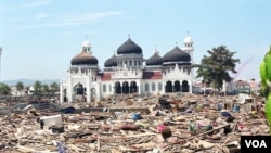 Masjid Raya Banda Aceh pasca tsunami akhir tahun 2004 (VOA/Eva M.).