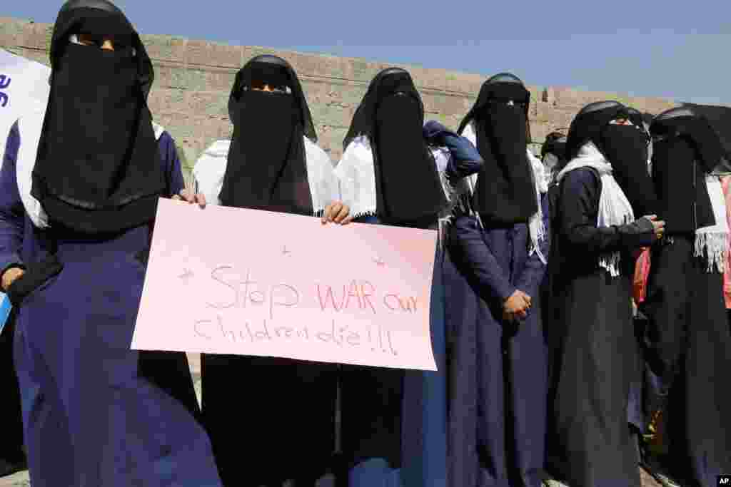 یمن کے دارالحکومت صنعا میں برقع پوش خواتین، خواتین کے عالمی دن کے موقع پر اقوامِ متحدہ کے دفتر کے سامنے ہونے والے ایک احتجاج میں شریک ہیں۔