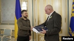 乌克兰总统泽连斯基在提交乌克兰申请加入欧盟的问卷后与欧盟驻乌克兰大使马卡西斯握手。(2022年4月18日)