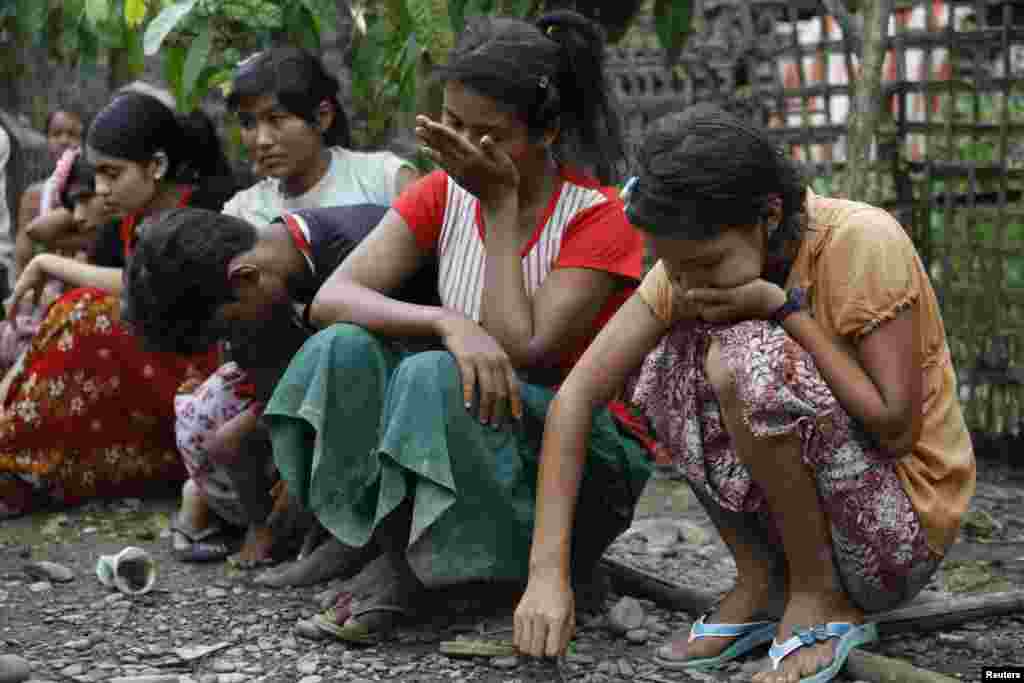 Warga Muslim menangis setelah kehilangan rumah mereka dalam kekerasan terbaru di desa Thapyuchai, di luar daerah Thandwe, negara bagian Rakhine, bagian barat Burma (2/10).