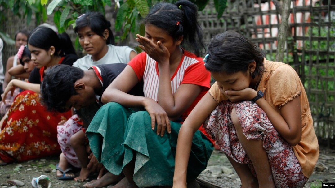 Người Hồi giáo khóc than sau khi mất hết nhà cửa sau các vụ bạo động tại làng Hta Pyu Chai trong bang Rakhine, miền tây Miến Điện, ngày 2/10/2013.