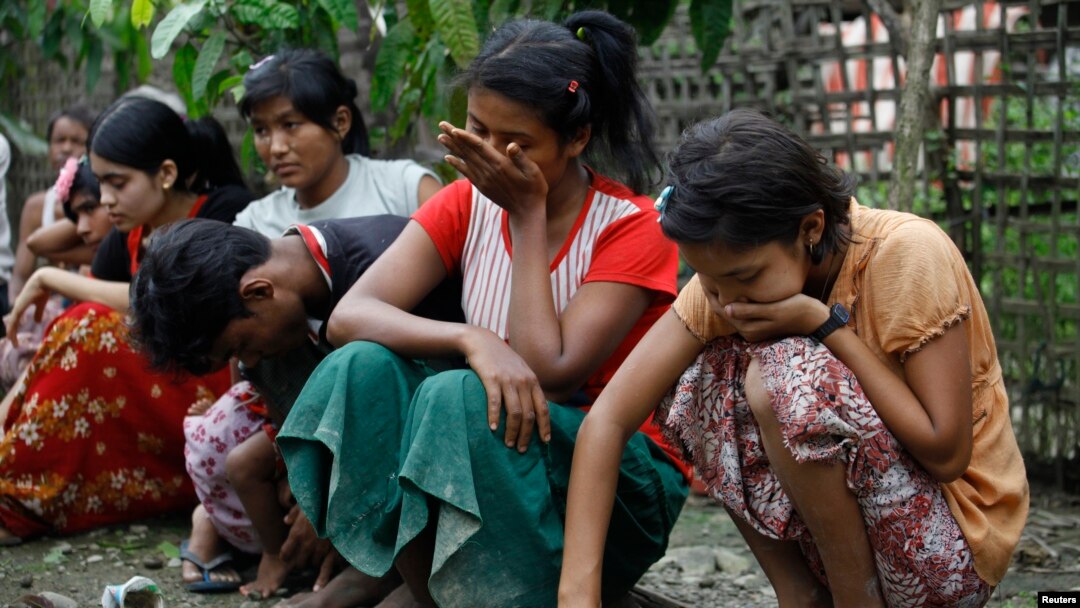 Warga Muslim Rohingya menangis melihat rumah mereka di desa Thapyuchai, di luar kota Thandwe, Burma barat habis terbakar dalam kekerasan sektarian (foto: dok). 