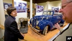Sutradara Ken Burns (kiri) mengunjungi musium yang dijuluki "Little White House", di Warm Springs, Georgia (2/11). 