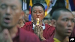 Tibetan monks pray during a candlelight protest march, saying harsh Chinese control pushes Tibetans into setting themselves on fire, in New Delhi, India, October 20, 2011.