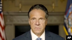 Le gouverneur de New York Andrew Cuomo fait une déclaration sur une vidéo préenregistrée publiée le 3 août 2021 à New York, dans cette image tirée d'une vidéo fournie par le bureau du gouverneur de New York.