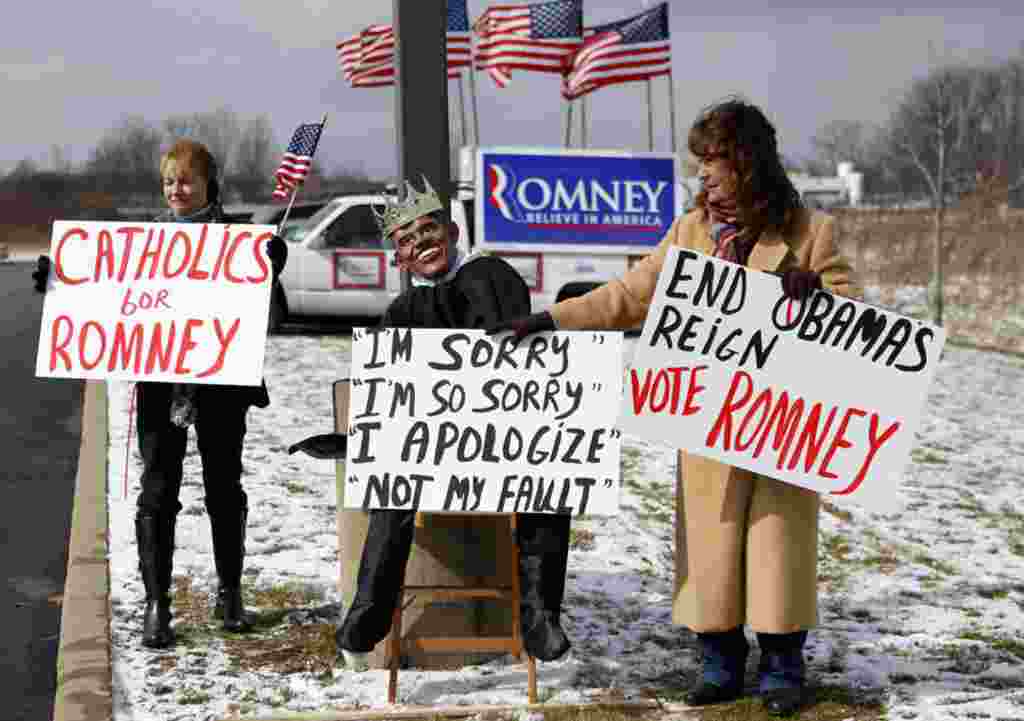 Sekelompok pendukung Mitt Romney mengusung papan bertuliskan dukungan mereka bagi Romney di luar lokasi kampanyenya di Youngstown, Ohio, 5 Maret 2012 (AP).