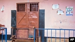 塞拉利昂一名醫生感染伊波拉之後，一間在附近的醫院的入口封閉。