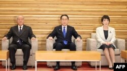 2024年3月26日，日本首相岸田文雄（中）、财务大臣铃木俊一（左）和经济安全保障担当大臣高市早苗（右）在东京首相官邸出席内阁会议。