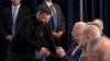 Presiden Joe Biden berjabat tangan dengan Presiden Ukraina Volodymyr Zelenskyy saat peluncuran Deklarasi Bersama Dukungan untuk Pemulihan dan Rekonstruksi Ukraina, Rabu, 25 September 2024, di New York. (Manuel Balce Ceneta/AP)