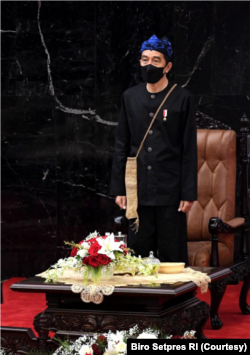 Presiden Jokowi mengenakan pakaian Adat Baduy dari Banten, Jawa Barat dalam Pidato Kenegaraan tahun 2021. (Foto: Courtesy/Biro Setpres)