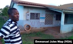 Sa Majesté Belinga, chef du village Meyo, sur le site de l'unique centre de santé public du village au Cameroun, le 3 mai 2017. (VOA/Emmanuel Jules Ntap)