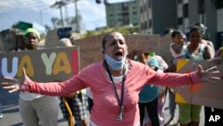 Yon sitwayèn venezuelyèn k ap pwoteste pou ll denonse sali rele "mank sèvis piblik" pou pwoteje popilasyon an kont maladi kowonaviris la. (Karakas, vandredi 22 me 2020).