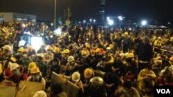 Hàng ngàn người Hong Kong đối đầu với cảnh sát tại một điểm tập hợp 