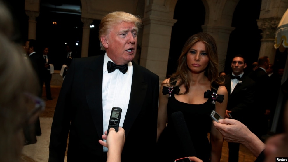 Tổng thống đắc cử Donald Trump và phu nhân Melania Trump nói chuyện với phóng viên trong tiệc đêm giao thừa tại dinh thự Mar-a-lago, ở Palm Beach, Florida, 31/12/2016.
