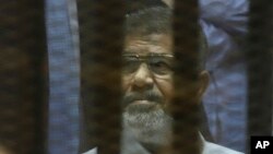 21일 이집트 카이로 국립경찰학교 내 임시 법정에 출석한 무함마드 무르시 전 대통령.