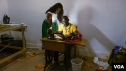 Adele Gomes (L), pictured here in Bissau, Guinea Bissau, Nov. 22, 2018, is president of the “Young Women Entrepreneurs” group in Bissau, the capital. Gomes urges young women in the country to expand their businesses and become financially independent. (R. Shryock for VOA)