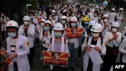 Para tenaga medis dan para pelajar ikut berdemonstrasi menentang kudeta militer dan tindak kekerasan oleh pasukan keamanan terhadap sejumlah demonstrasi di Mandalay, Minggu, 21 Maret 2021. (Foto: AFP)

