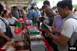 Participants take part in the 7th Cambodia Book Fair at the National Library in Phnom Penh, December 07th, 2018. (VOA Khmer)