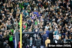 The Philadelphia Eagles are presented with the Vince Lombardi Trophy in honor of winning Super Bowl LII in Minneapolis, Minnesota (Brian Allen/VOA)
