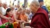 达赖喇嘛访问欧洲第一站，当地人迎接
