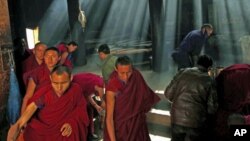 Monks gather to pray at the Labrang monastery before the Tibetan New Year in Xiahe county, Gansu Province, China, February 21, 2012. A teenage Tibetan Buddhist monk had set himself on fire and died in southwestern China, a rights group said, in the latest