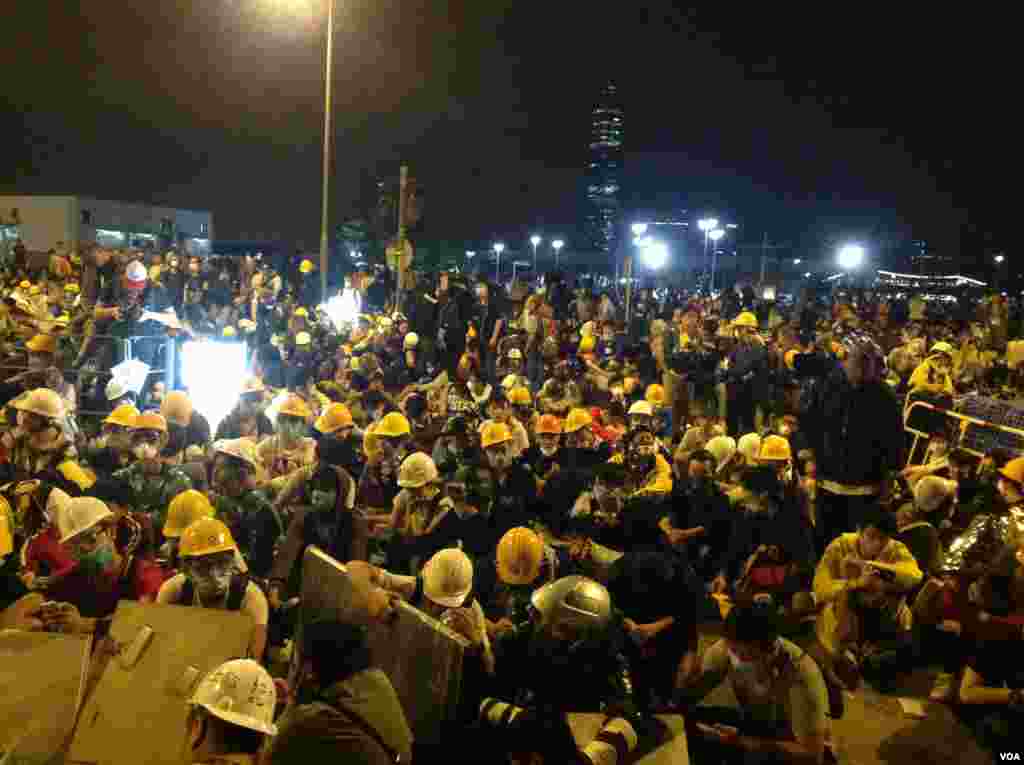  数千香港学生市民聚会与警方对峙 (美国之音海彦 拍摄) 