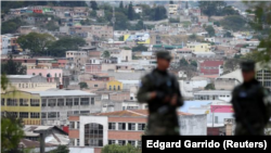 Soldados vigilan como parte de las medidas de seguridad antes de la juramentación de un nuevo mandato del presidente Juan Orlando Hernández, en Tegucigalpa. 26 de enero de 2018. 