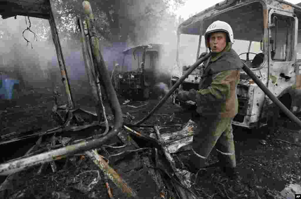 Донецьк. Пожежники гасять пожежу після обстрілу. &quot;У Донецьку бандити обстріляли житлові квартали та виправну колонію №124, є загиблі і поранені&quot;, - повідомляє РНБО.